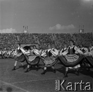 04.09.1966, Warszawa, Polska.
Centralne Dożynki (Dożynki Tysiąclecia) na stadionie X-lecia, n/z występy zespołów ludowych.
Fot. Marek Zürn, zbiory Fundacji Ośrodka KARTA