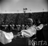 04.09.1966, Warszawa, Polska.
Centralne Dożynki (Dożynki Tysiąclecia) na stadionie X-lecia, n/z występy zespołów ludowych.
Fot. Marek Zürn, zbiory Fundacji Ośrodka KARTA