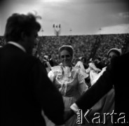 04.09.1966, Warszawa, Polska.
Centralne Dożynki (Dożynki Tysiąclecia) na stadionie X-lecia, n/z występy zespołów ludowych.
Fot. Marek Zürn, zbiory Fundacji Ośrodka KARTA