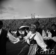 04.09.1966, Warszawa, Polska.
Centralne Dożynki (Dożynki Tysiąclecia) na stadionie X-lecia, n/z występy zespołów ludowych.
Fot. Marek Zürn, zbiory Fundacji Ośrodka KARTA