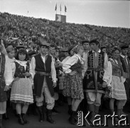 04.09.1966, Warszawa, Polska.
Centralne Dożynki (Dożynki Tysiąclecia) na stadionie X-lecia, n/z występy zespołów ludowych.
Fot. Marek Zürn, zbiory Fundacji Ośrodka KARTA