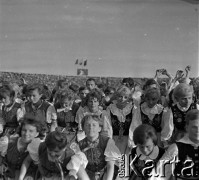 04.09.1966, Warszawa, Polska.
Centralne Dożynki (Dożynki Tysiąclecia) na stadionie X-lecia, n/z występy zespołów ludowych.
Fot. Marek Zürn, zbiory Fundacji Ośrodka KARTA