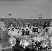 04.09.1966, Warszawa, Polska.
Centralne Dożynki (Dożynki Tysiąclecia) na stadionie X-lecia, n/z występy zespołów ludowych.
Fot. Marek Zürn, zbiory Fundacji Ośrodka KARTA