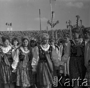 04.09.1966, Warszawa, Polska.
Centralne Dożynki (Dożynki Tysiąclecia) na stadionie X-lecia, n/z występy zespołów ludowych.
Fot. Marek Zürn, zbiory Fundacji Ośrodka KARTA