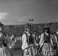04.09.1966, Warszawa, Polska.
Centralne Dożynki (Dożynki Tysiąclecia) na stadionie X-lecia, n/z występy zespołów ludowych.
Fot. Marek Zürn, zbiory Fundacji Ośrodka KARTA