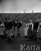 04.09.1966, Warszawa, Polska.
Centralne Dożynki (Dożynki Tysiąclecia) na stadionie X-lecia, n/z występy zespołów ludowych.
Fot. Marek Zürn, zbiory Fundacji Ośrodka KARTA