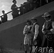 04.09.1966, Warszawa, Polska.
Centralne Dożynki (Dożynki Tysiąclecia) na stadionie X-lecia, n/z występy zespołów ludowych.
Fot. Marek Zürn, zbiory Fundacji Ośrodka KARTA