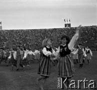 04.09.1966, Warszawa, Polska.
Centralne Dożynki (Dożynki Tysiąclecia) na stadionie X-lecia, n/z występy zespołów ludowych.
Fot. Marek Zürn, zbiory Fundacji Ośrodka KARTA