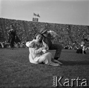 04.09.1966, Warszawa, Polska.
Centralne Dożynki (Dożynki Tysiąclecia) na stadionie X-lecia, n/z występy zespołów ludowych.
Fot. Marek Zürn, zbiory Fundacji Ośrodka KARTA