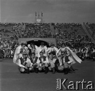 04.09.1966, Warszawa, Polska.
Centralne Dożynki (Dożynki Tysiąclecia) na stadionie X-lecia, n/z występy zespołów ludowych.
Fot. Marek Zürn, zbiory Fundacji Ośrodka KARTA