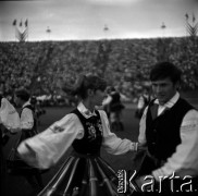 04.09.1966, Warszawa, Polska.
Centralne Dożynki (Dożynki Tysiąclecia) na stadionie X-lecia, n/z występy zespołów ludowych.
Fot. Marek Zürn, zbiory Fundacji Ośrodka KARTA