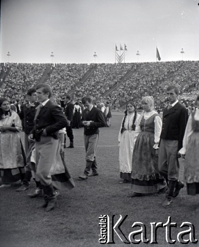 04.09.1966, Warszawa, Polska.
Centralne Dożynki (Dożynki Tysiąclecia) na stadionie X-lecia, n/z występy zespołów ludowych.
Fot. Marek Zürn, zbiory Fundacji Ośrodka KARTA