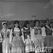 04.09.1966, Warszawa, Polska.
Centralne Dożynki (Dożynki Tysiąclecia) na stadionie X-lecia, n/z występy zespołów ludowych.
Fot. Marek Zürn, zbiory Fundacji Ośrodka KARTA
