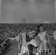04.09.1966, Warszawa, Polska.
Centralne Dożynki (Dożynki Tysiąclecia) na stadionie X-lecia, n/z występy zespołów ludowych.
Fot. Marek Zürn, zbiory Fundacji Ośrodka KARTA