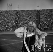 04.09.1966, Warszawa, Polska.
Centralne Dożynki (Dożynki Tysiąclecia) na stadionie X-lecia, n/z występy zespołów ludowych.
Fot. Marek Zürn, zbiory Fundacji Ośrodka KARTA