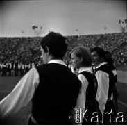 04.09.1966, Warszawa, Polska.
Centralne Dożynki (Dożynki Tysiąclecia) na stadionie X-lecia, n/z występy zespołów ludowych.
Fot. Marek Zürn, zbiory Fundacji Ośrodka KARTA
