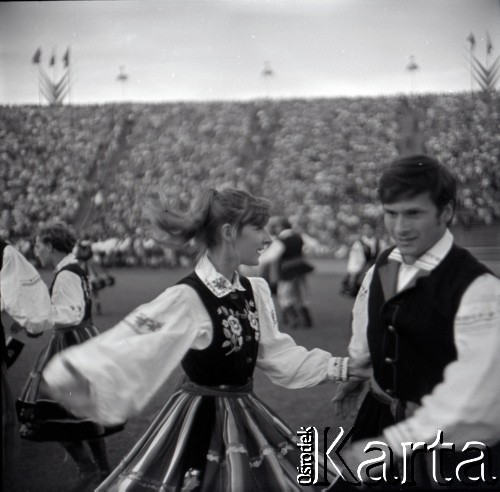 04.09.1966, Warszawa, Polska.
Centralne Dożynki (Dożynki Tysiąclecia) na stadionie X-lecia, n/z występy zespołów ludowych.
Fot. Marek Zürn, zbiory Fundacji Ośrodka KARTA