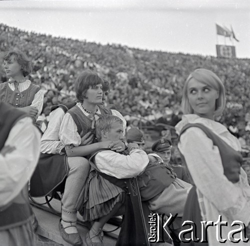 04.09.1966, Warszawa, Polska.
Centralne Dożynki (Dożynki Tysiąclecia) na stadionie X-lecia, n/z występy zespołów ludowych.
Fot. Marek Zürn, zbiory Fundacji Ośrodka KARTA