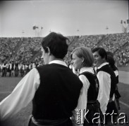 04.09.1966, Warszawa, Polska.
Centralne Dożynki (Dożynki Tysiąclecia) na stadionie X-lecia, n/z występy zespołów ludowych.
Fot. Marek Zürn, zbiory Fundacji Ośrodka KARTA