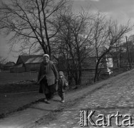 Lata 60., miejsce nieznane, Roztocze, Polska.
Kobieta z dzieckiem na wiejskiej drodze na Roztoczu.
Fot. Marek Zürn, zbiory Fundacji Ośrodka KARTA