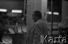 Lata 60., Warszawa, Polska.
Wystawa sklepu z naczyniami kuchennymi.
Fot. Marek Zürn, zbiory Fundacji Ośrodka KARTA