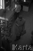 Lata 60., Warszawa, Polska.
Wojskowy w sklepie.
Fot. Marek Zürn, zbiory Fundacji Ośrodka KARTA
