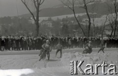 Lata 60., miejsce nieznane, Polska.
Wyścig narciarzy holowanych przez motocyklistów.
Fot. Marek Zürn, zbiory Fundacji Ośrodka KARTA