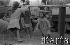Lata 60., miejsce nieznane.
Jarmark cygański, n/z dzieci podczas zabawy.
Fot. Marek Zürn, zbiory Fundacji Ośrodka KARTA