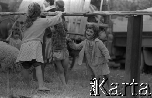 Lata 60., miejsce nieznane.
Jarmark cygański, n/z dzieci podczas zabawy.
Fot. Marek Zürn, zbiory Fundacji Ośrodka KARTA