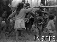 Lata 60., miejsce nieznane.
Jarmark cygański, n/z dzieci podczas zabawy.
Fot. Marek Zürn, zbiory Fundacji Ośrodka KARTA