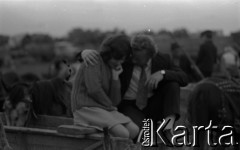 Lata 60., miejsce nieznane.
Jarmark cygański, n/z mężczyzna pociesza płaczącą kobietę.
Fot. Marek Zürn, zbiory Fundacji Ośrodka KARTA
