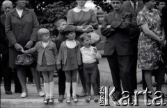 Lata 60., Biała Podlaska, Polska.
Procesja w Boże Ciało, n/z dzieci na trasie procesji.
Fot. Marek Zürn, zbiory Fundacji Ośrodka KARTA