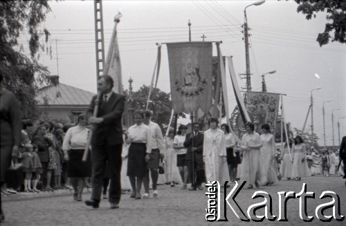 Lata 60., Biała Podlaska, Polska.
Procesja w Boże Ciało.
Fot. Marek Zürn, zbiory Fundacji Ośrodka KARTA