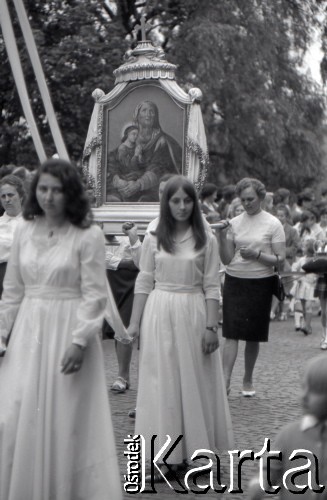 Lata 60., Biała Podlaska, Polska.
Procesja w Boże Ciało.
Fot. Marek Zürn, zbiory Fundacji Ośrodka KARTA