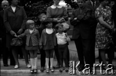 Lata 60., Biała Podlaska, Polska.
Procesja w Boże Ciało, n/z dzieci na trasie procesji.
Fot. Marek Zürn, zbiory Fundacji Ośrodka KARTA