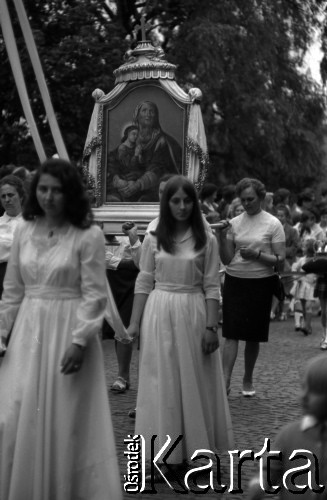 Lata 60., Biała Podlaska, Polska.
Procesja w Boże Ciało.
Fot. Marek Zürn, zbiory Fundacji Ośrodka KARTA