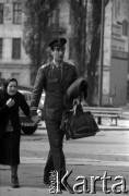 05.1972, Biała Podlaska, Polska.
Scenka uliczna, plac Wolności.
Fot. Marek Zürn, zbiory Fundacji Ośrodka KARTA