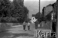 Lata 60., Stary Sącz, Polska.
Spacer po miasteczku.
Fot. Marek Zürn, zbiory Fundacji Ośrodka KARTA