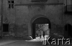 Lata 60., Stary Sącz, Polska.
Spacer po miasteczku.
Fot. Marek Zürn, zbiory Fundacji Ośrodka KARTA