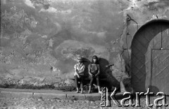 Lata 60., Stary Sącz, Polska.
Spacer po miasteczku, n/z mur klasztoru sióstr klarysek.
Fot. Marek Zürn, zbiory Fundacji Ośrodka KARTA