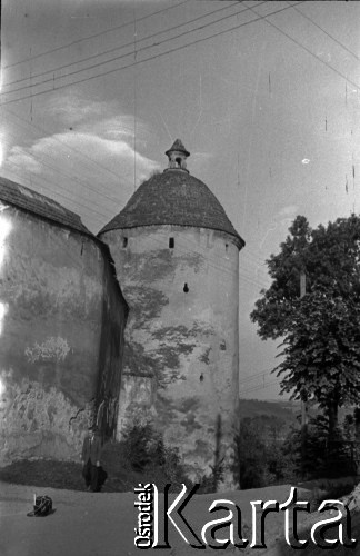 Lata 60., Stary Sącz, Polska.
Spacer po miasteczku, n/z klasztor sióstr klarysek.
Fot. Marek Zürn, zbiory Fundacji Ośrodka KARTA