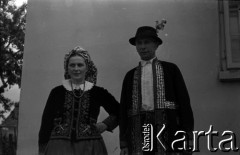 Lata 60., Stary Sącz, Polska.
Kobieta i mężczyzna w strojach ludowych.
Fot. Marek Zürn, zbiory Fundacji Ośrodka KARTA