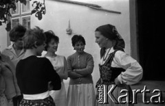 Lata 60., Stary Sącz, Polska.
Uczestniczki wycieczki rozmawiają z kobietą w stroju ludowym.
Fot. Marek Zürn, zbiory Fundacji Ośrodka KARTA