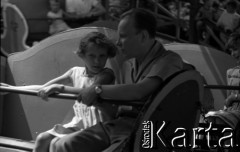 Lata 60., Warszawa, Polska.
Wesołe miasteczko na warszawskim Solcu.
Fot. Marek Zürn, zbiory Fundacji Ośrodka KARTA