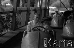 Lata 60., Warszawa, Polska.
Wesołe miasteczko na warszawskim Solcu.
Fot. Marek Zürn, zbiory Fundacji Ośrodka KARTA