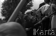 Lata 60., Warszawa, Polska.
Wesołe miasteczko na warszawskim Solcu, n/z kolejka na karuzelę.
Fot. Marek Zürn, zbiory Fundacji Ośrodka KARTA