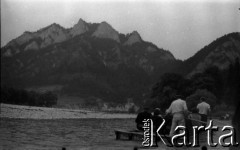 Lata 60., Pieniny, Polska.
Spływ Dunajcem, w głębi szczyt Trzy Korony.
Fot. Marek Zürn, zbiory Fundacji Ośrodka KARTA