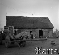 Lata 60., miejsce nieznane, Mazowsze, Polska.
Wieś na Mazowszu: budynek gospodarczy, furmanka, wiejskie dzieci.
Fot. Marek Zürn, zbiory Fundacji Ośrodka KARTA