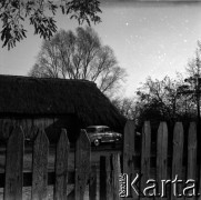 Lata 60., miejsce nieznane, Mazowsze, Polska.
Samochód na podwórku w podwarszawskiej wsi.
Fot. Marek Zürn, zbiory Fundacji Ośrodka KARTA