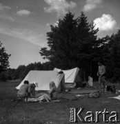 Lata 60., miejsce nieznane, Polska.
Biwak pod namiotem.
Fot. Marek Zürn, zbiory Fundacji Ośrodka KARTA